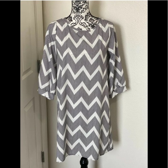 CL Heart 22 Dresses & Skirts - CL Heart 22 Shift Dress Puff Sleeve Chevron